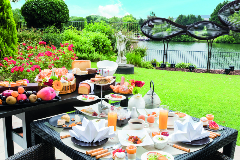Try the Bresse chicken steamed in champagne at La Côte Saint-Jacques in Joigny.
