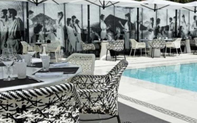 Hotel Metropole Monte-Carlo outside seating by the pool