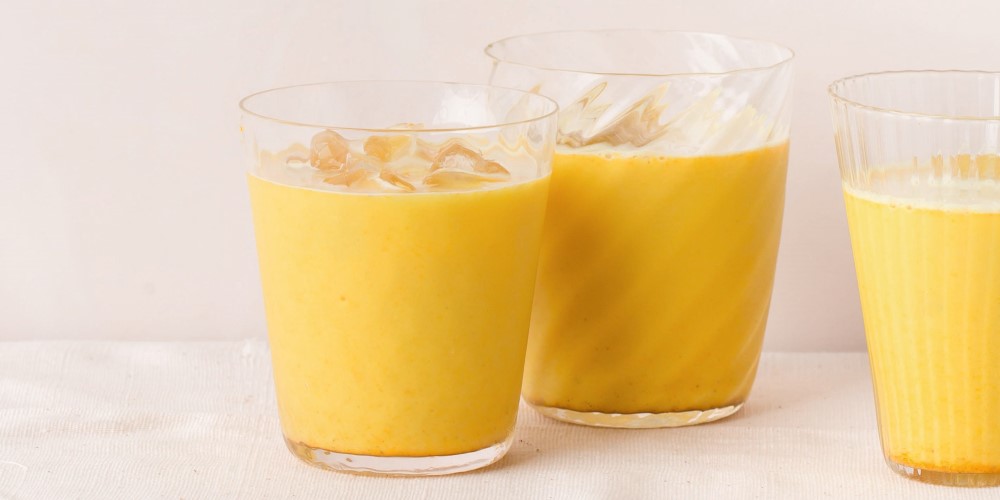 Latte glacé with turmeric and spices