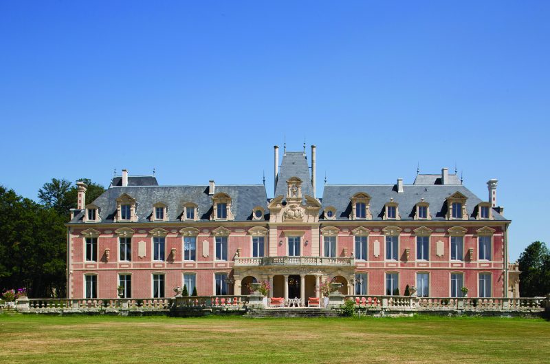 Win a VIP overnight stay for 2 in a château-hôtel with 4-course meal worth €360