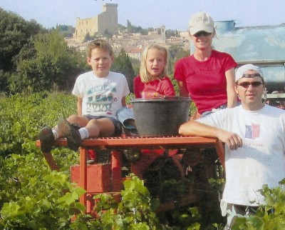 The whole family at the vineyard in Châteauneuf du Pape