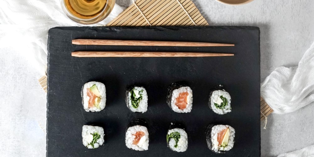 Salmon and avocado maki, perfect with a sweet Bordeaux