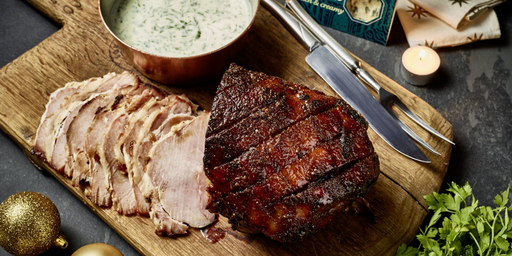 Glazed ham with Saint Agur blue cheese and parsley sauce