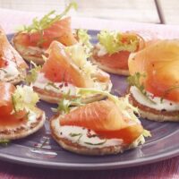 Blinis with smoked salmon and lime