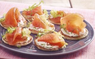 Blinis with smoked salmon and lime