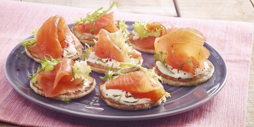 Blinis with smoked salmon and lime