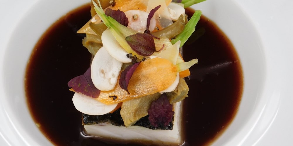 Sea bass à la Bordelaise with peppered artichoke