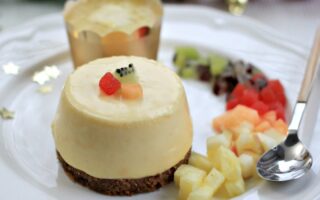 Speculoos cheesecake with pineapple coulis