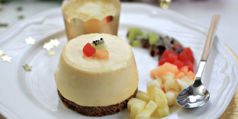 Speculoos cheesecake with pineapple coulis
