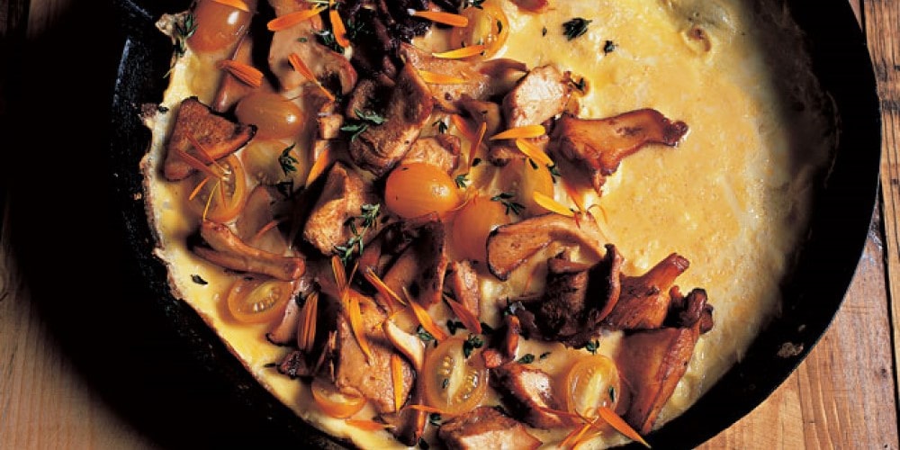 Omelette with cherry tomatoes, shiitake mushrooms and marigold petals