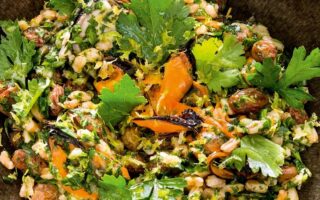 Spelt tabbouleh with mussels, raisins and mint