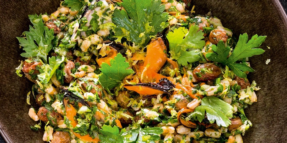 Spelt tabbouleh with mussels, raisins and mint