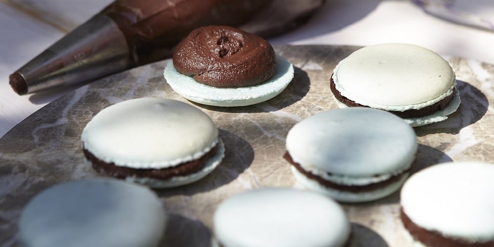 Choco blue macarons