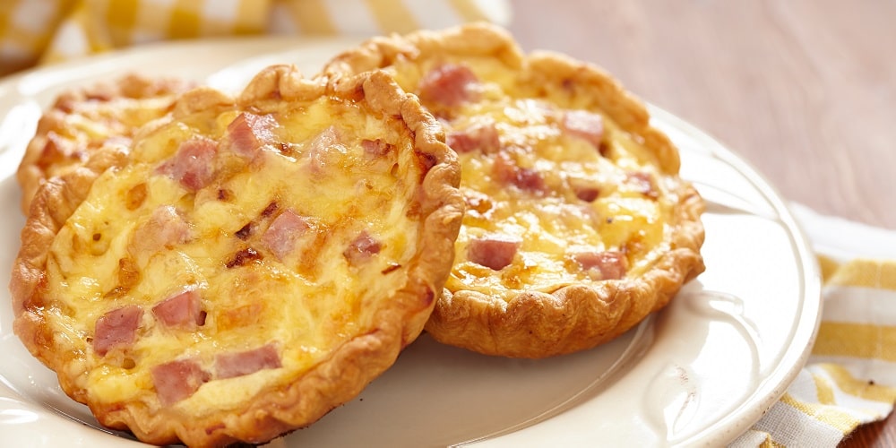 Mini quiches with peas and ham