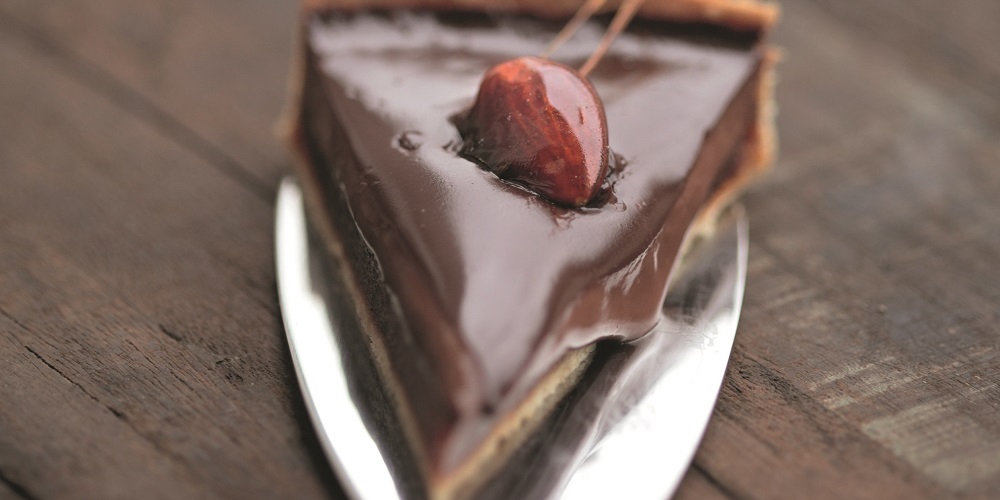 Creamy caramel chocolate tart