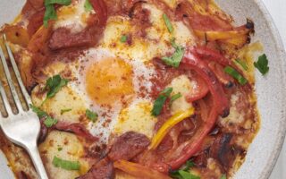 Baked eggs with peppers, tomatoes and Comté