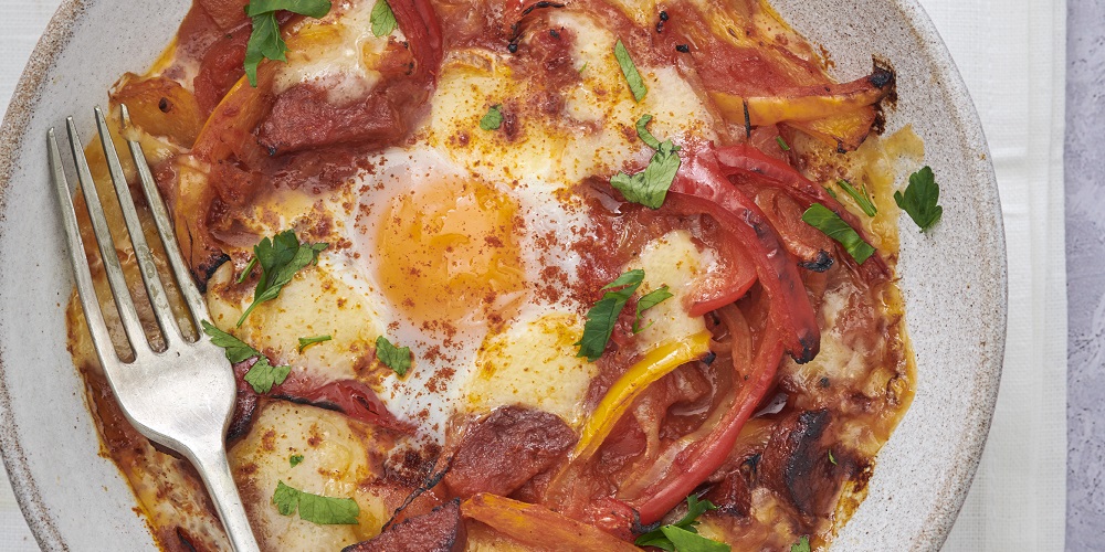 Baked eggs with peppers, tomatoes and Comté