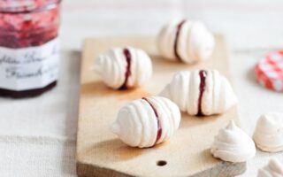 Little raspberry meringue mouthfuls