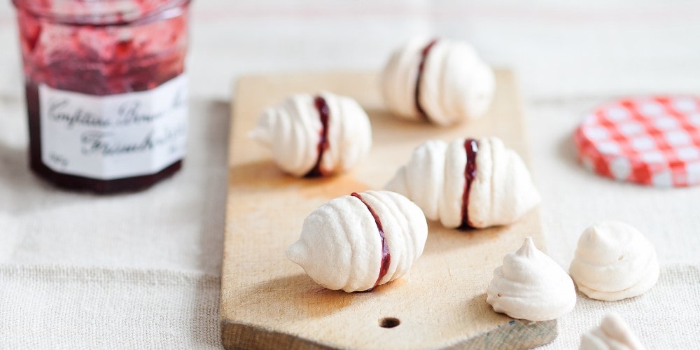 Little raspberry meringue mouthfuls