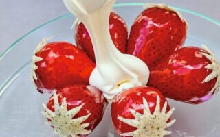 Sugared strawberries with cream