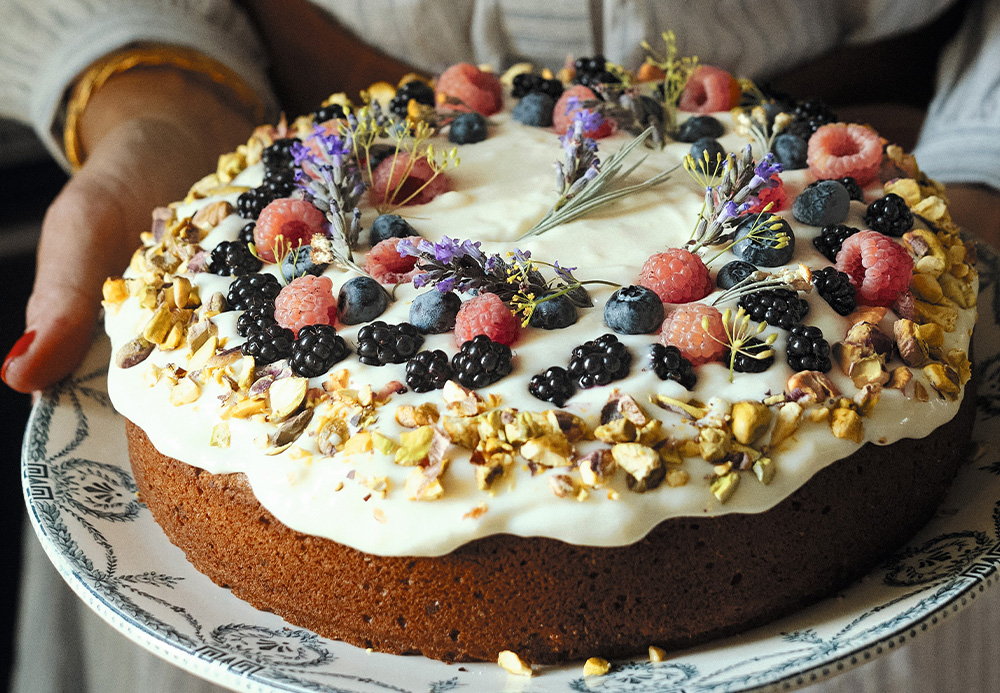 Frosted pistachio cake by Héloïse Brion