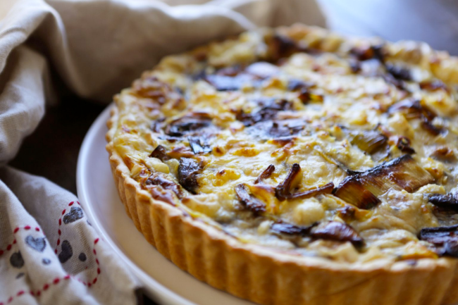 Vegan leek, mushroom and blue ‘cheese’ quiche