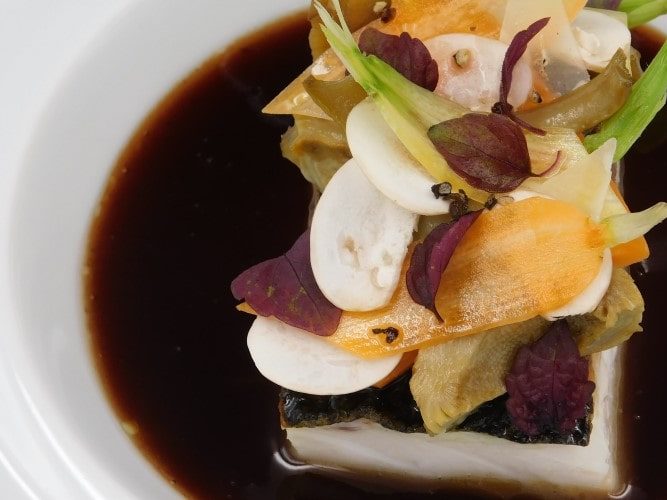 Sea bass à la Bordelaise with peppered artichoke