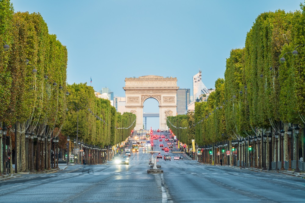 4,000 take part in giant picnic on the Champs-Elysées