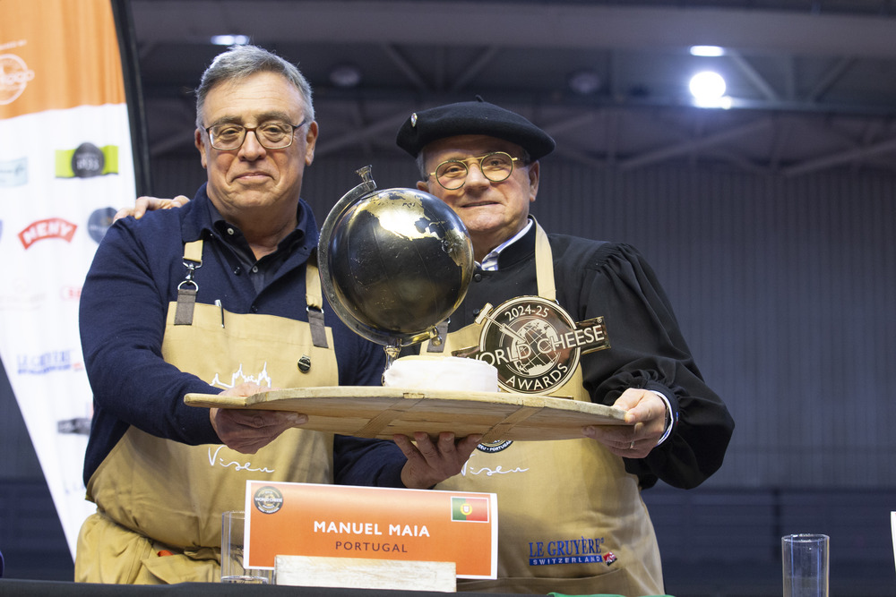 (L-R) Manuel Maia, who championed the winning cheese, and cheese expert Roland Barthelemy_credit Guild of Fine Food_Paulo Fernandes
